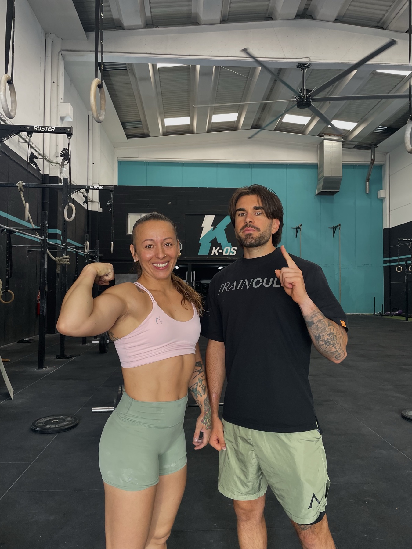 Iván con una clienta en el box de CrossFit